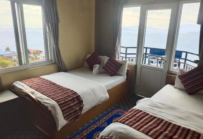 اتاق استاندارد سه تخته با بالکن, High Ground Inn Sarangkot