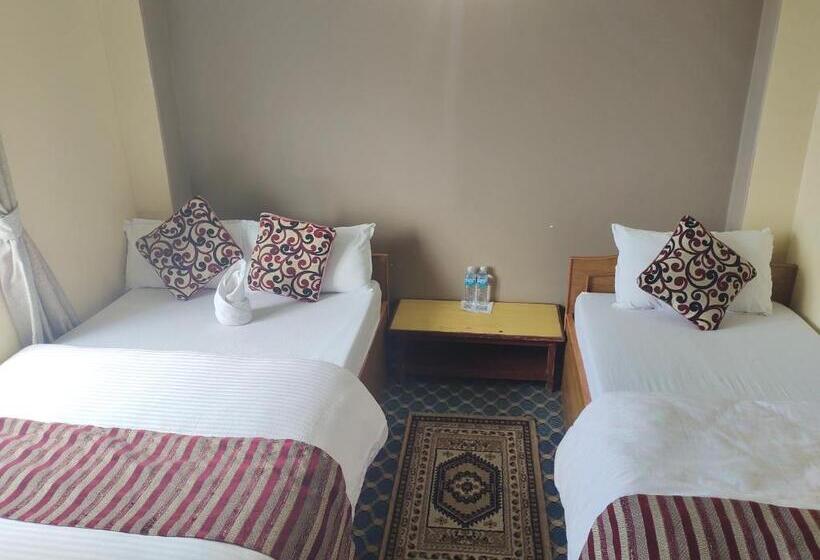 اتاق لوکس سه تخته, High Ground Inn Sarangkot