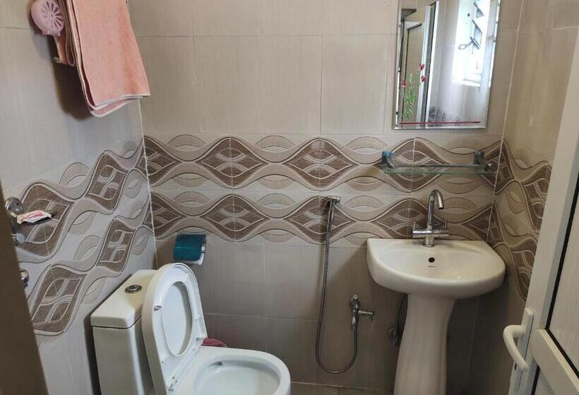 اتاق لوکس سه تخته, High Ground Inn Sarangkot