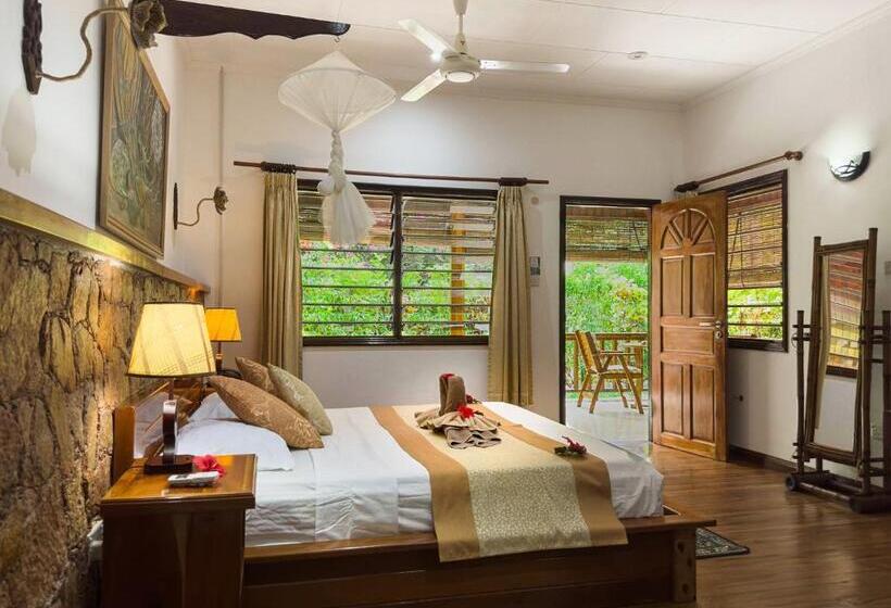 بانگلوی لوکس, Cocotier Du Rocher