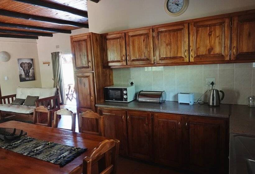 Pokój Standard Trzyosobowy, Crocodile Kruger Safari Lodge