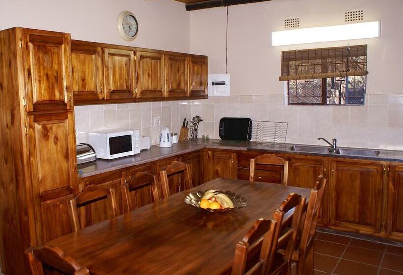 Pokój Standard Trzyosobowy, Crocodile Kruger Safari Lodge