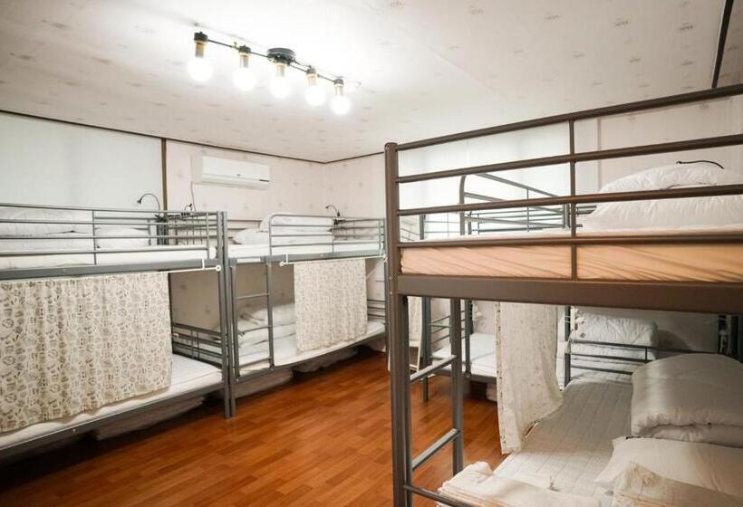 Кровать в Общей Комнате, Suncheon Namu Guesthouse