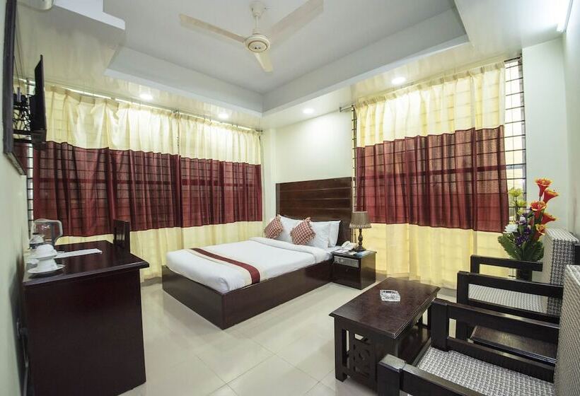 اتاق لوکس, Ali Plaza