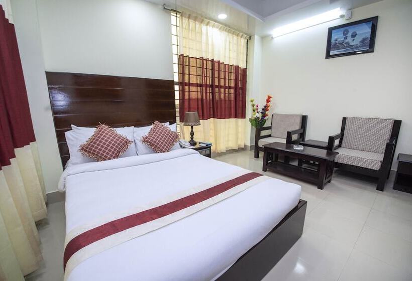 اتاق لوکس, Ali Plaza