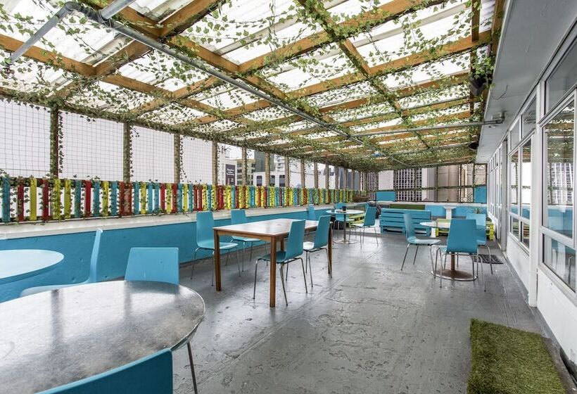 标准间, Attic Backpackers