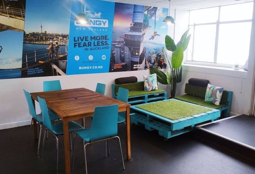 标准间, Attic Backpackers