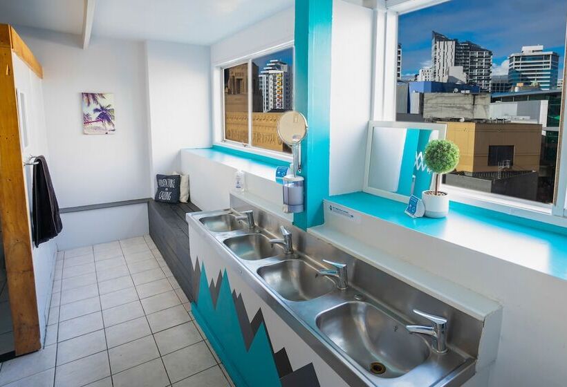 标准间, Attic Backpackers