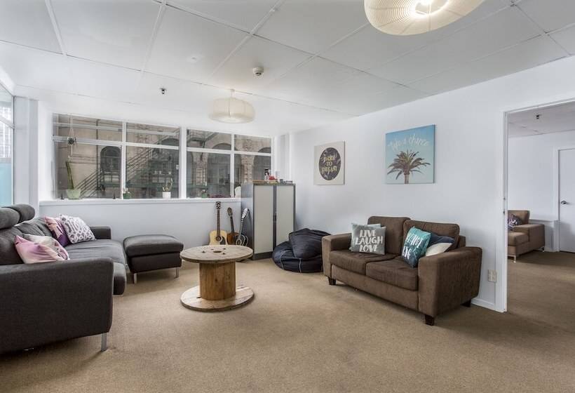 标准间, Attic Backpackers