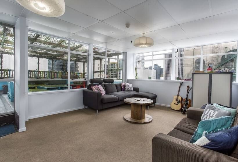 标准间, Attic Backpackers