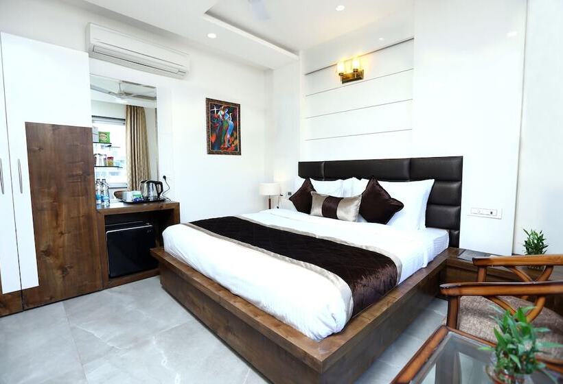 اتاق اجرایی, Amritsar Grand
