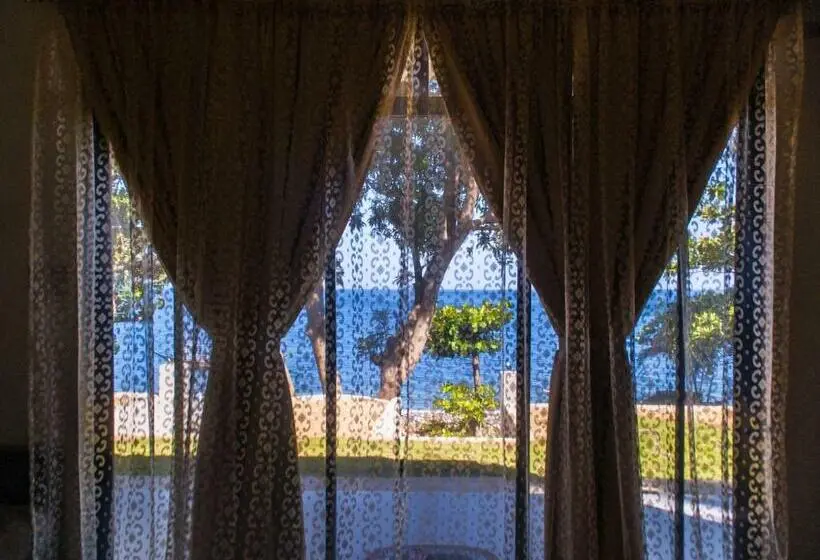 اتاق لوکس با چشم‌انداز دریا, Bentrina Diving Resort