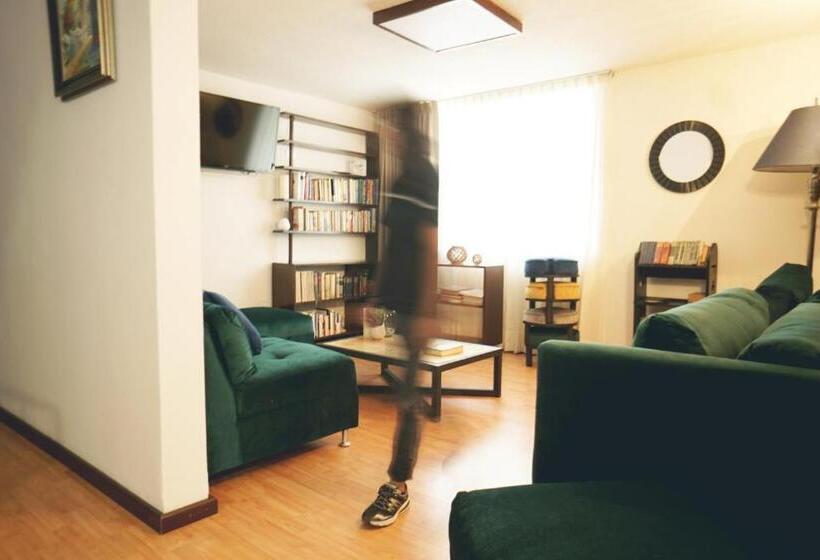 غرفة قياسية حمام مشترك, The Dear