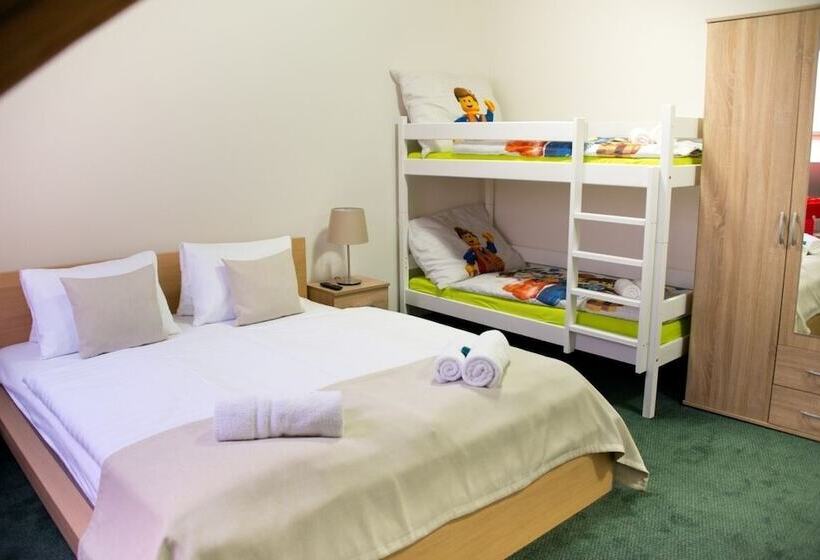 חדר משפחתי, A Museum Of Bricks