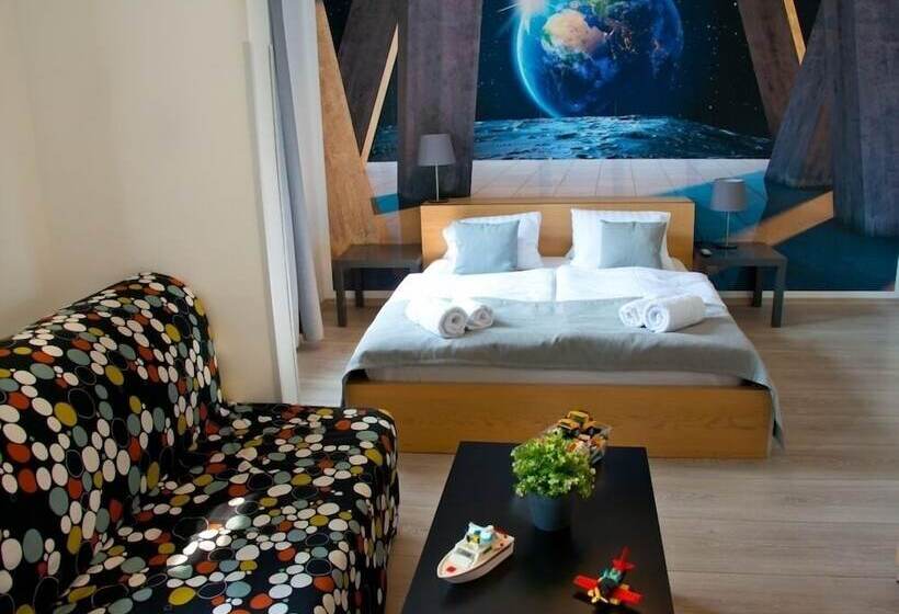 חדר משפחתי, A Museum Of Bricks