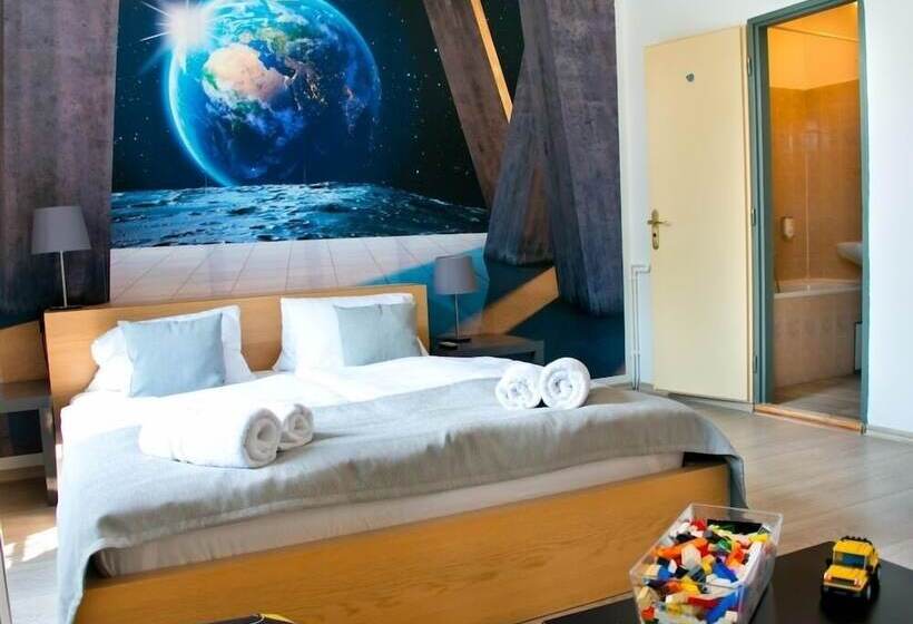 חדר משפחתי, A Museum Of Bricks