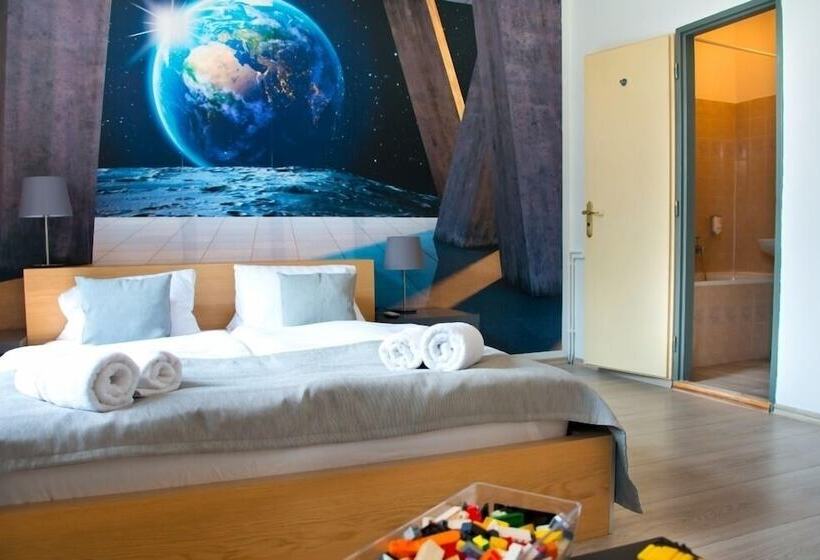 חדר משפחתי, A Museum Of Bricks