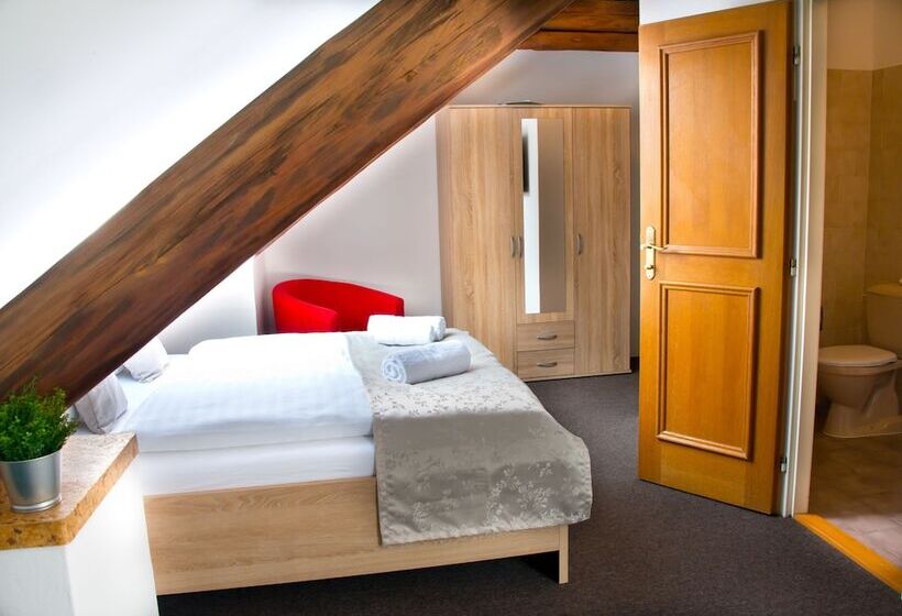 חדר משפחתי, A Museum Of Bricks