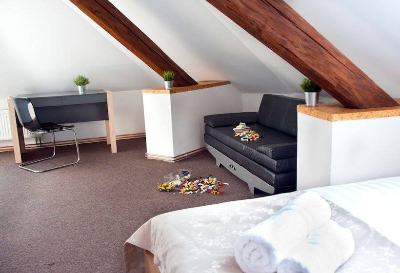 חדר משפחתי, A Museum Of Bricks