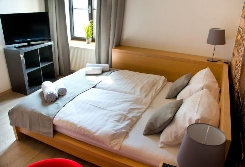 חדר סטנדרט, A Museum Of Bricks