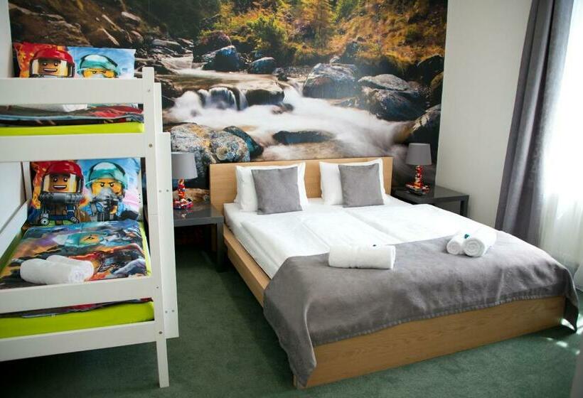 חדר משפחתי, A Museum Of Bricks