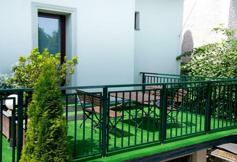 חדר משפחתי, A Museum Of Bricks