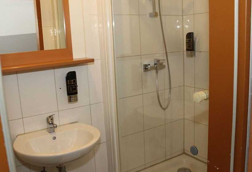 Camera Standard, Terminal Hotel One