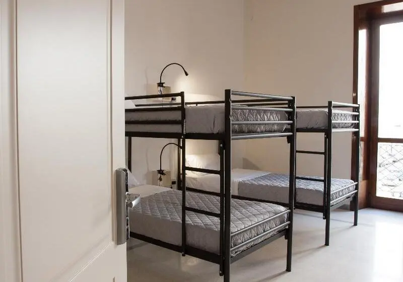 تختخواب در اتاق مشترک, Lobby Collective Hostel  Lecce