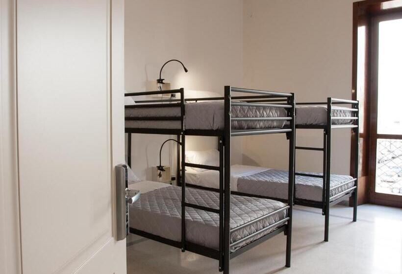 Кровать в Общей Комнате, Lobby Collective Hostel  Lecce