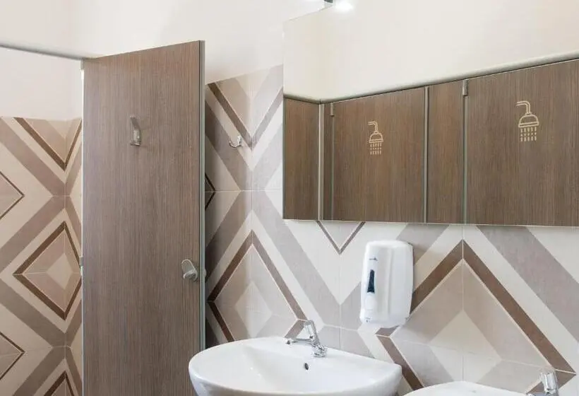 اتاق اکونومی با حمام مشترک, Lobby Collective Hostel  Lecce