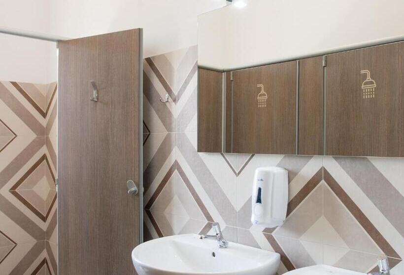 اتاق استاندارد با سرویس بهداشتی مشترک, Lobby Collective Hostel  Lecce