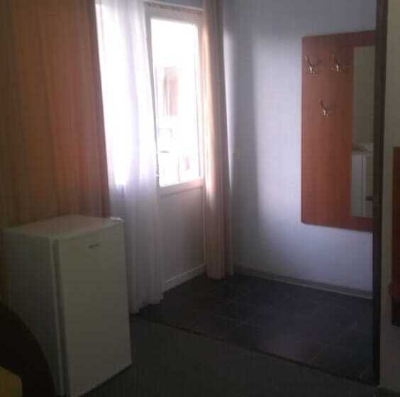 غرفة قياسية ثلاثية, Guest House Vera