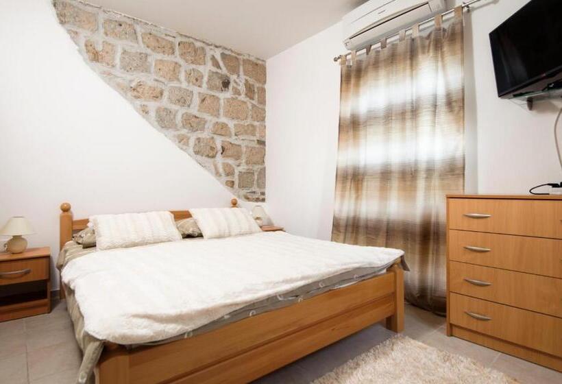סטודיו נוח, La Perla Apartments