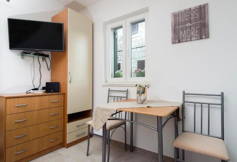 סטודיו נוח, La Perla Apartments