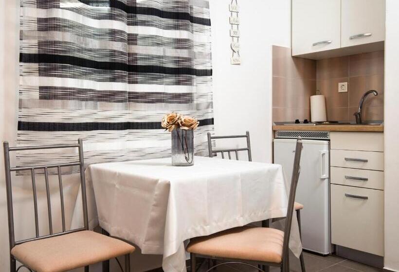 סטודיו אקונומי, La Perla Apartments