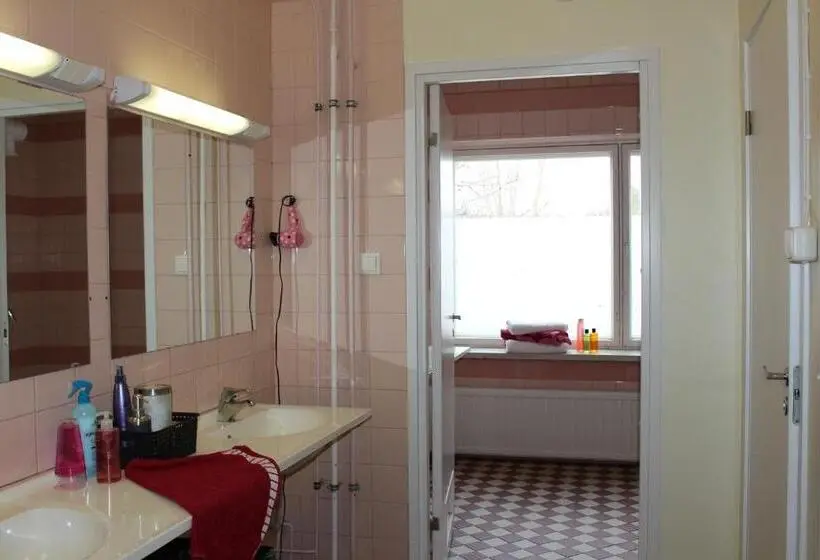 اتاق استاندارد چهارنفره با سرویس بهداشتی مشترک, Kartanohostel Annacatharina
