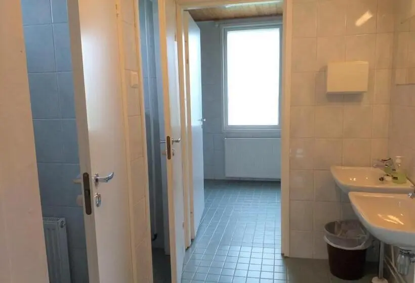 اتاق استاندارد چهارنفره با سرویس بهداشتی مشترک, Kartanohostel Annacatharina