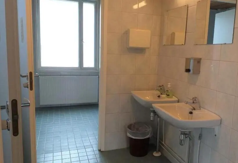 اتاق استاندارد چهارنفره با سرویس بهداشتی مشترک, Kartanohostel Annacatharina