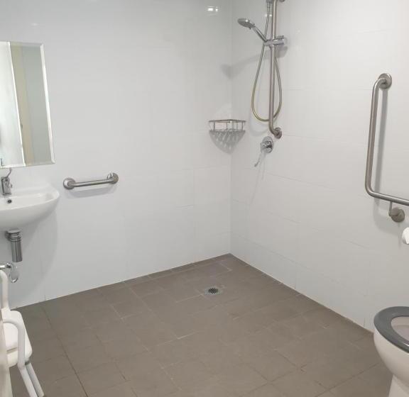 חדר דלוקס לשלושה, Carlton Suites