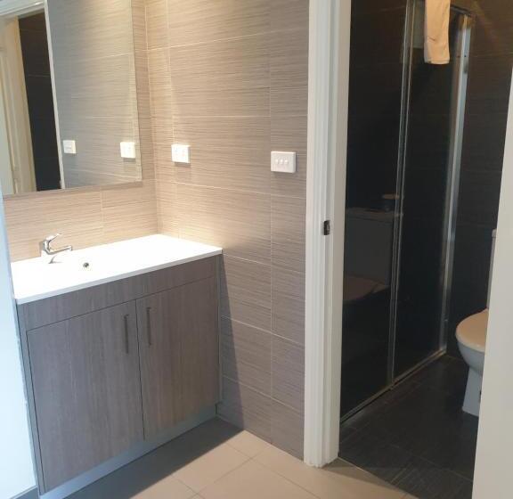 חדר דחוקס עם מיטת קינג, Carlton Suites