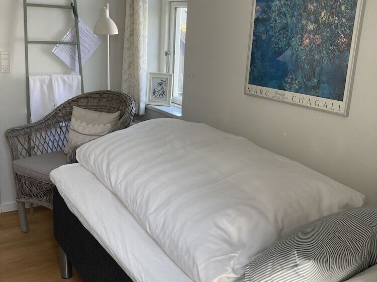 חדר בסיסי חדר אמבטיה משותף, Troense B&b By The Sea