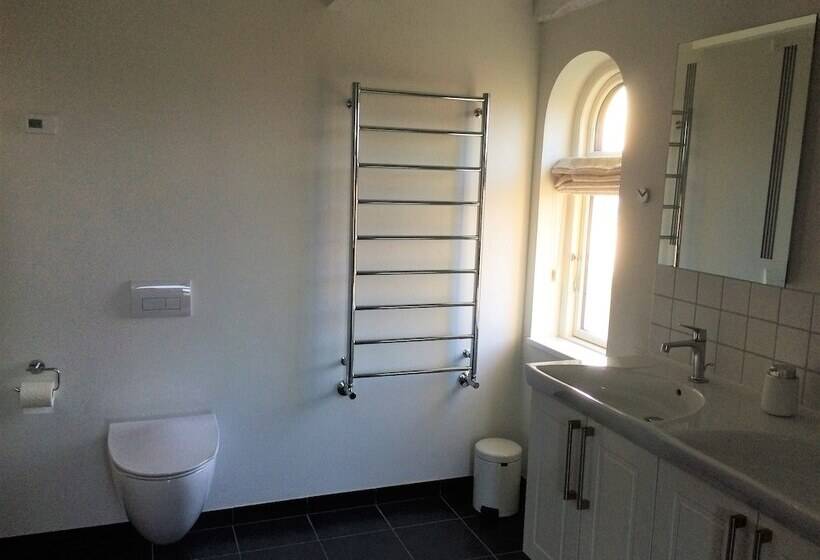 חדר בסיסי חדר אמבטיה משותף, Troense B&b By The Sea