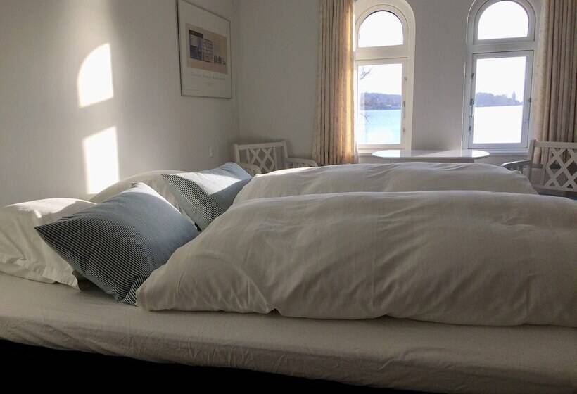 חדר סטנדרטי לארבעה עם חדר אמבטיה משותף, Troense B&b By The Sea