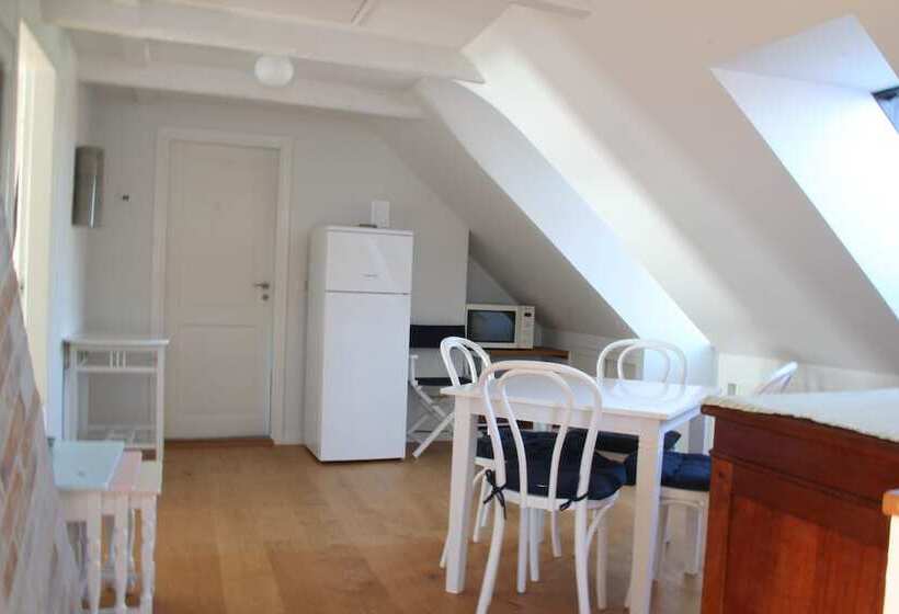 חדר סטנדרטי לארבעה עם חדר אמבטיה משותף, Troense B&b By The Sea