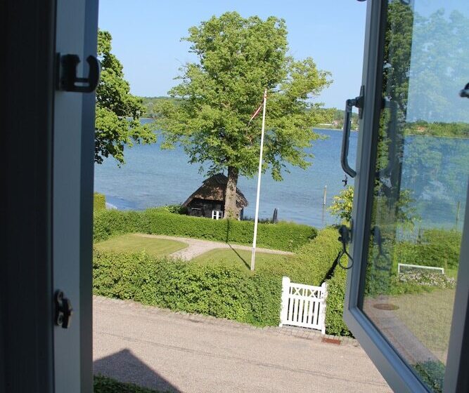 חדר סטנדרטי לארבעה עם חדר אמבטיה משותף, Troense B&b By The Sea