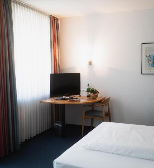 Standard Single Room, Am Weiher