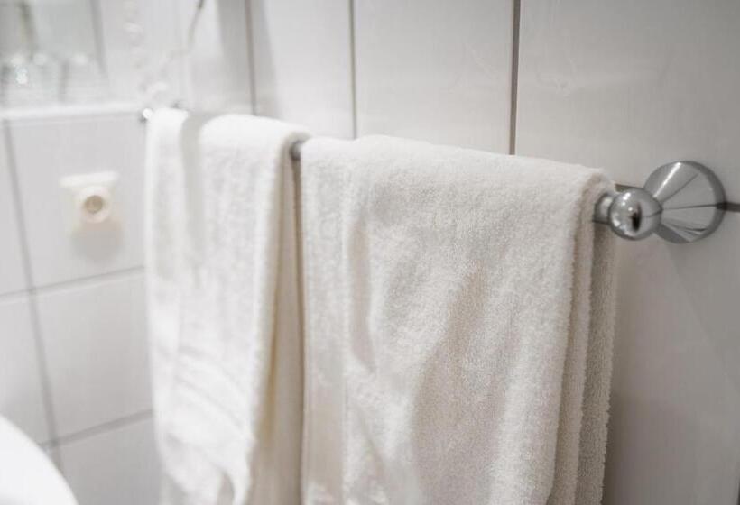 Standard Single Room, Am Weiher