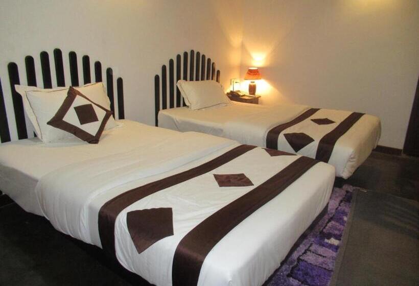 اتاق استاندارد با سرویس بهداشتی مشترک, Green Mo Holiday Inn