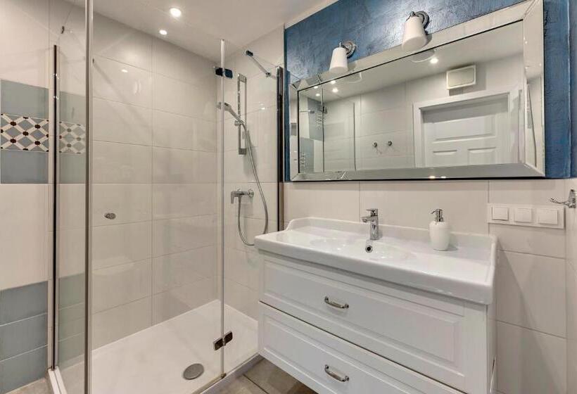 Апартаменты Deluxe 1 Спальня, Waterlane Island Hostel&apartments