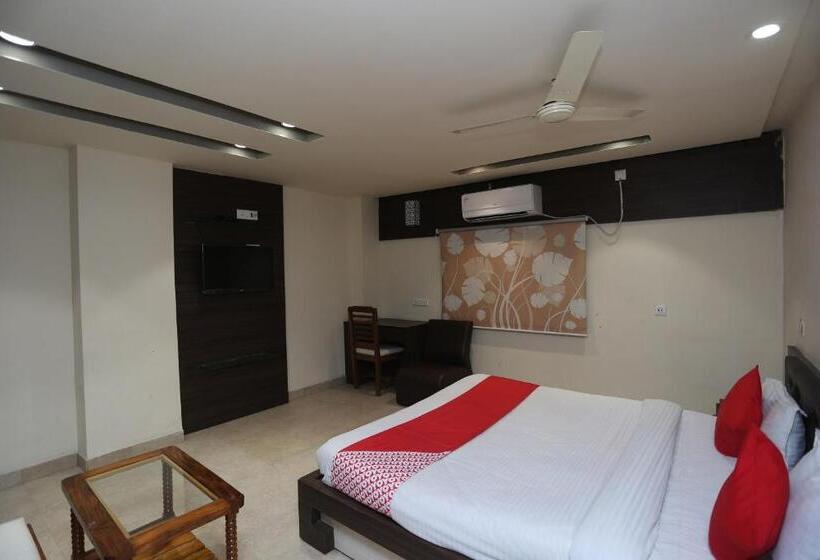 スタンダードルーム, Crown Plaza By Oyo Rooms